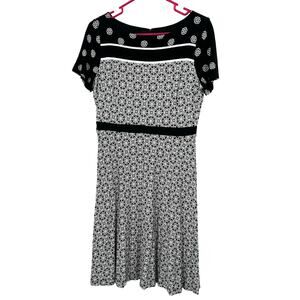 Loft Size 6P Short Sleeve‎ Round Neck Dress Black and White Floral Print Rayon